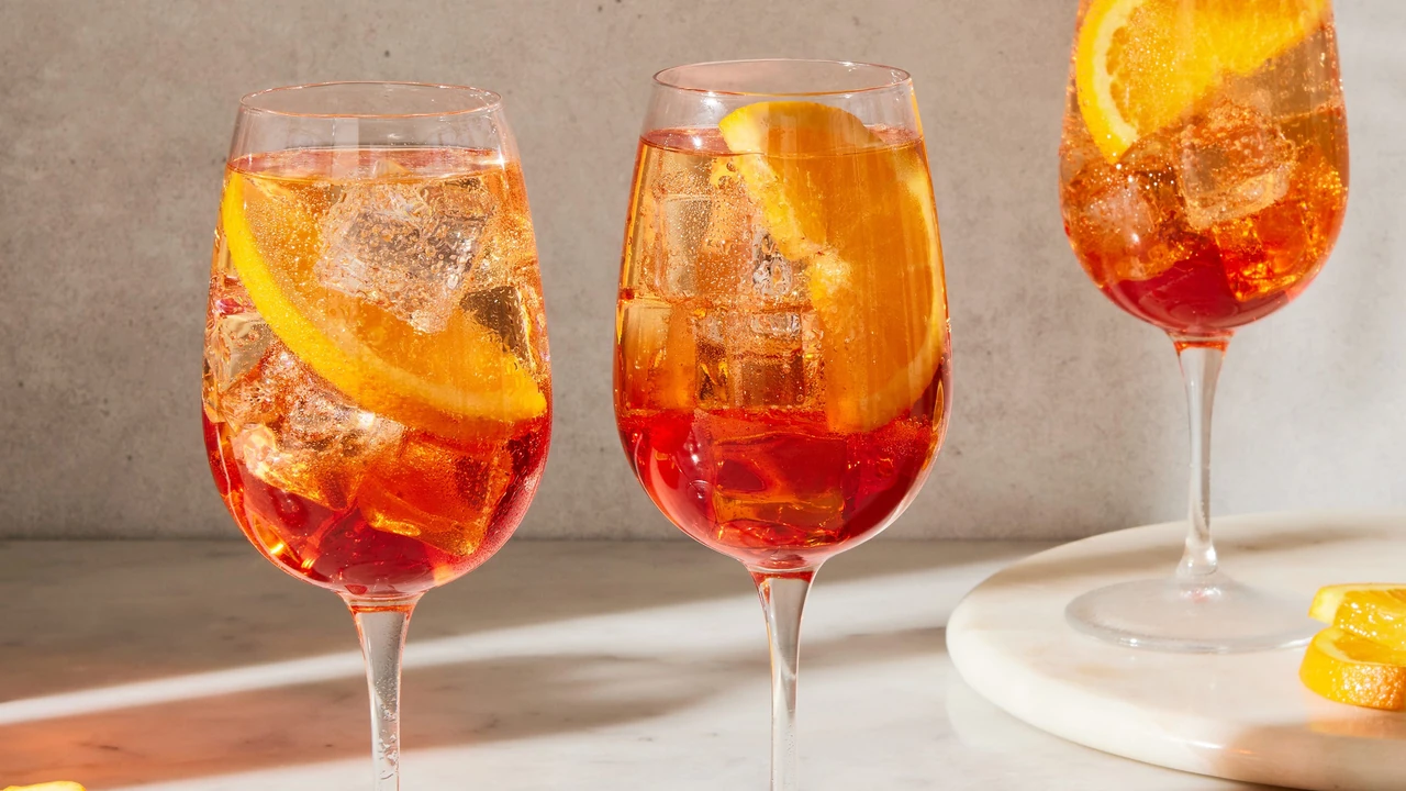 aperol-z-chym-pyty-idealni-poiednannia-dlia-kokteiliv-i-zakusok-368a