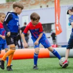 Діти грають у футбол на фестивалі спорту для дітей у Києві