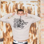 Учасник Optimus Gang у светрі з логотипом вовка та брендованій білизні
