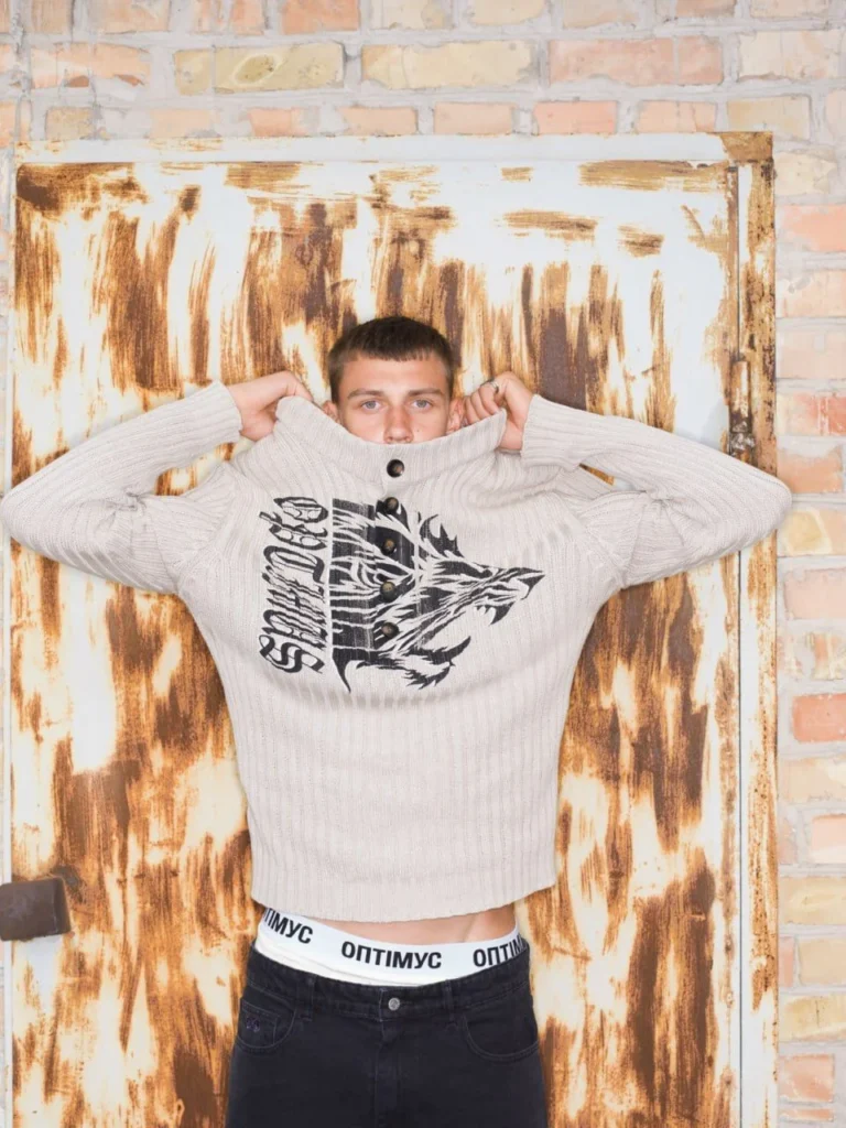 Учасник Optimus Gang у светрі з логотипом вовка та брендованій білизні