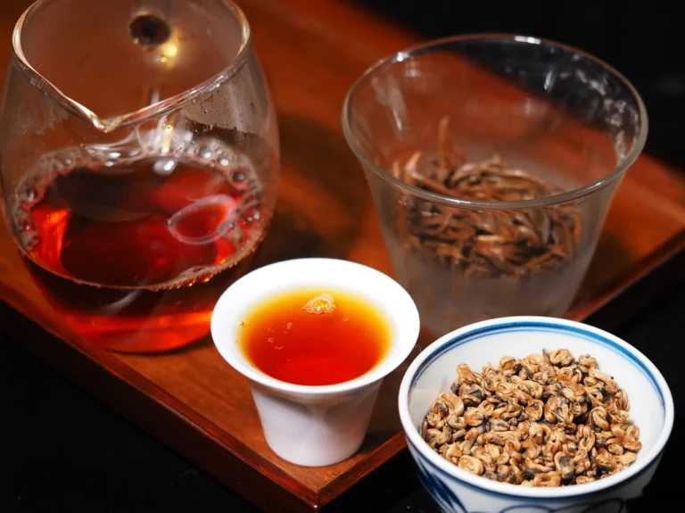 krasnyi-chai-chomu-khun-cha-zalyshaietsia-uliublenym-napoiem-potsinovuvachiv-u-v-e83f