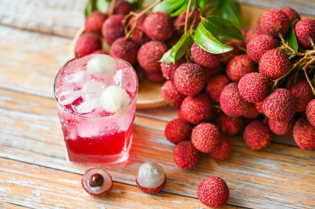 liker-lichi-ekzotychnyi-smak-tropikiv-u-kozhnii-krapli-6190