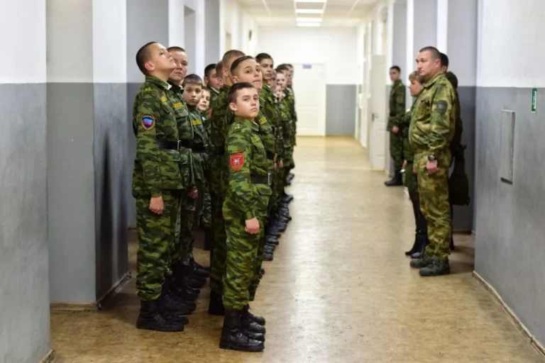 Українські діти в камуфляжі на військовій підготовці для окупаційної армії РФ