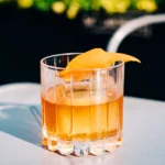 old-fashioned-retsept-klasychnyi-kokteil-z-viski-iakyi-ne-stariie-e7d5
