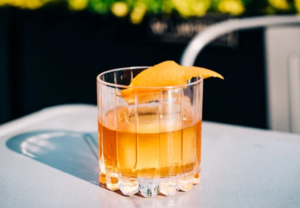 old-fashioned-retsept-klasychnyi-kokteil-z-viski-iakyi-ne-stariie-e7d5