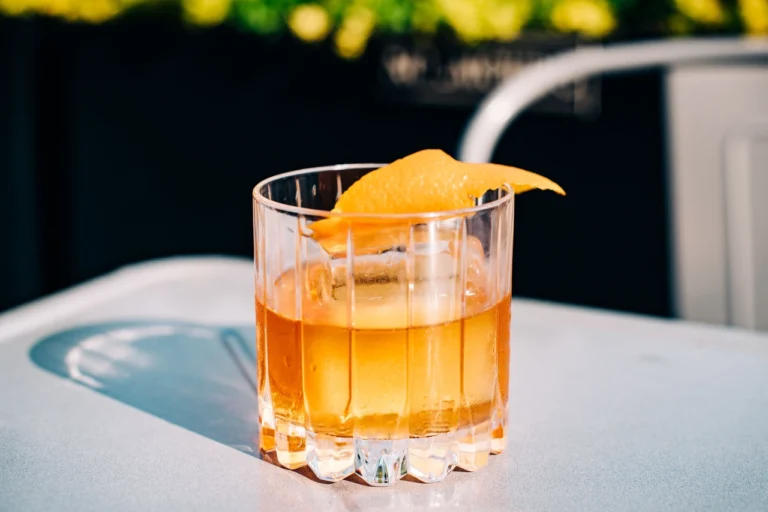 old-fashioned-retsept-klasychnyi-kokteil-z-viski-iakyi-ne-stariie-e7d5