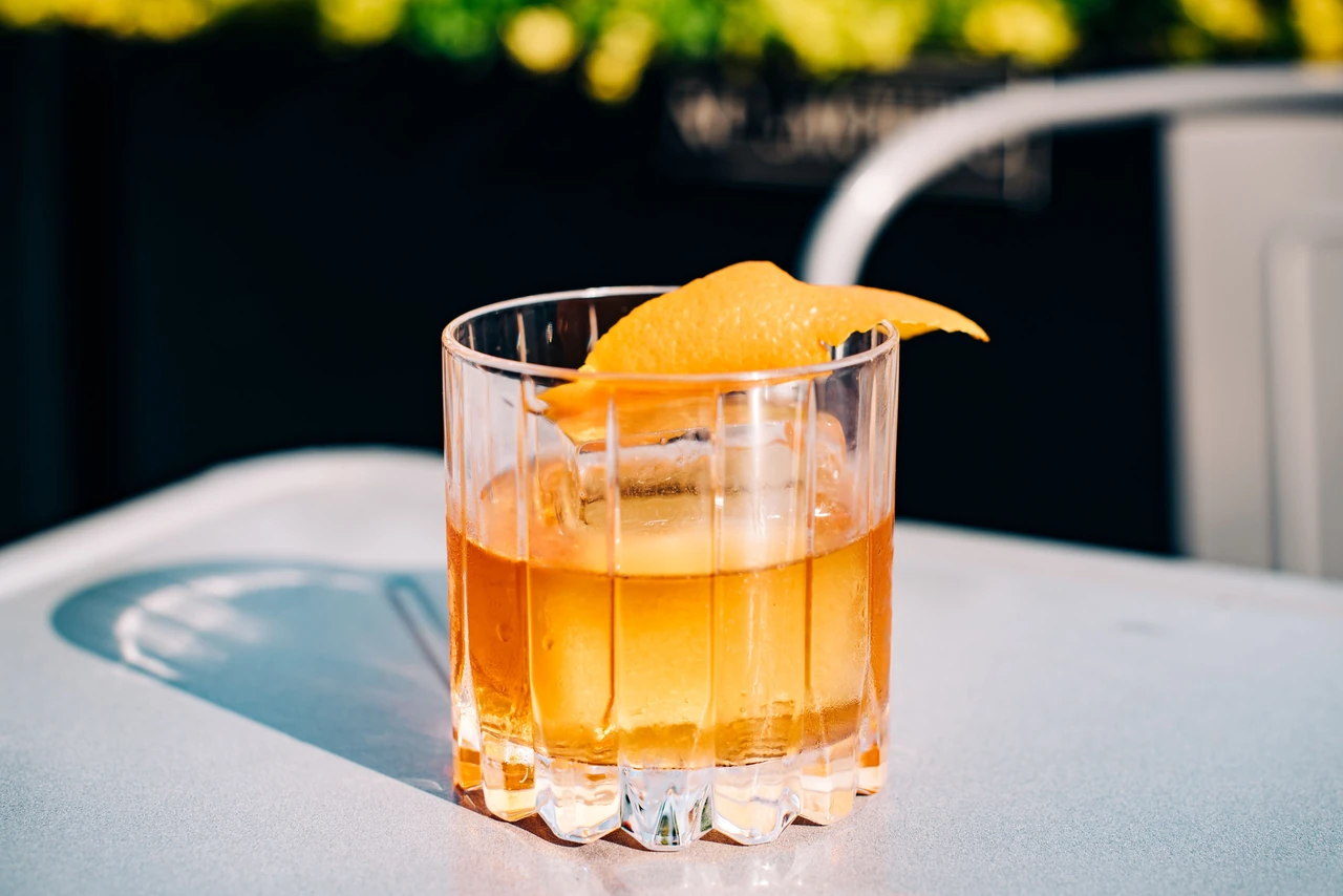 old-fashioned-retsept-klasychnyi-kokteil-z-viski-iakyi-ne-stariie-e7d5