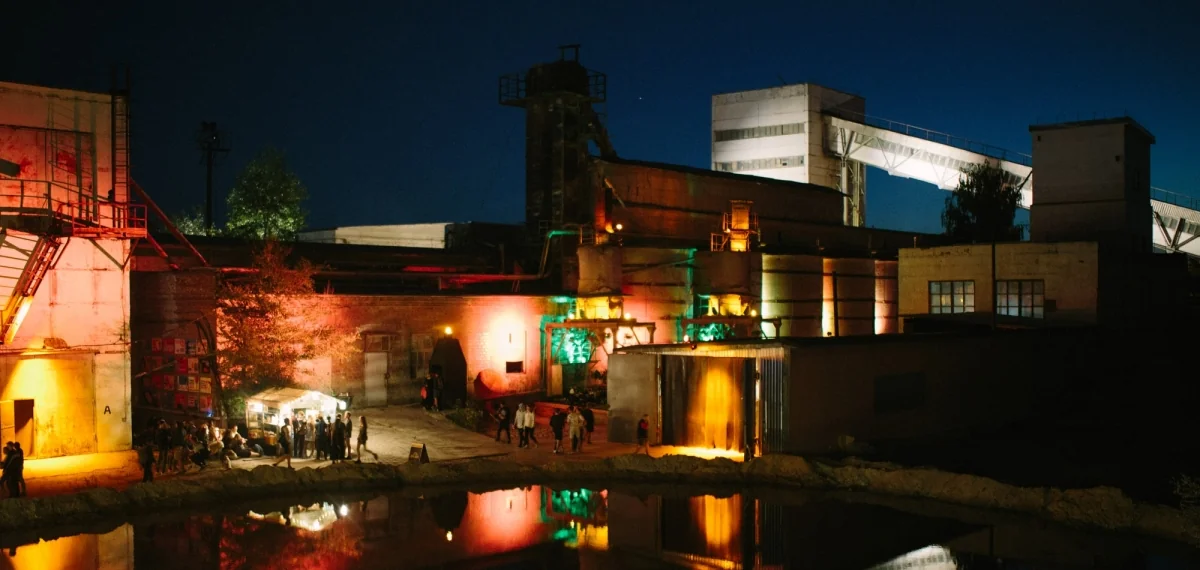 Локація фестивалю Brave! Factory з site-specific інсталяціями ввечері