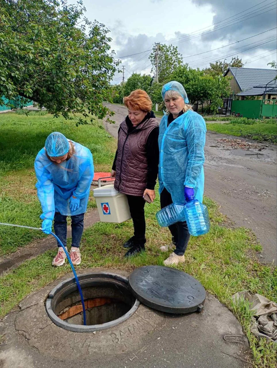 Медпрацівники відбирають проби води з колодязя після отруєння на Закарпатті