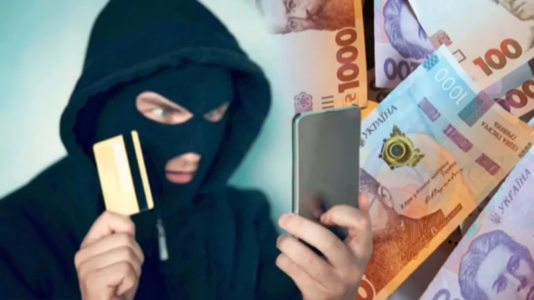 Шахрай у балаклаві тримає картку та телефон біля українських гривень