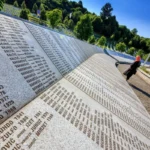 Меморіальна стіна з іменами жертв геноциду в Сребрениці