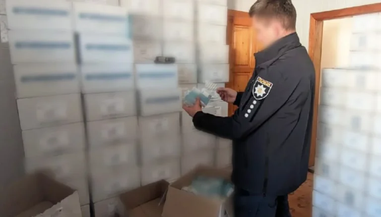 Офіцер перевіряє коробки з лікарськими засобами для запобігання фальсифікату