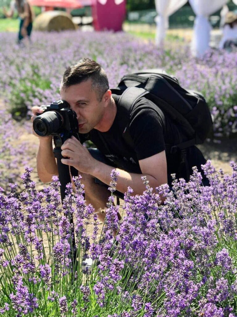 Максим Шварцман фотографує лавандове поле, помічаючи красу, яку інші не бачать