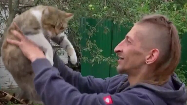 Киянин тримає кішку, яка врятувала його перед ракетним ударом по квартирі