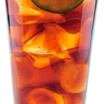 kokteili-z-temnym-romom-karamel-hrim-i-laim-a5a2