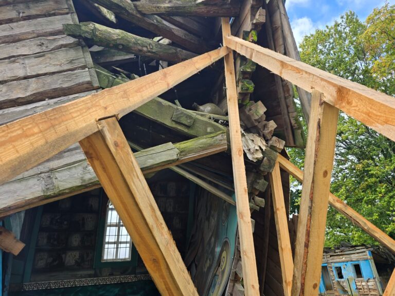 Тимчасові деревяні підпори під обваленим дахом храму з фресками всередині